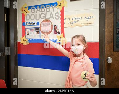 En raison de son amour du ballet et des similitudes en gymnastique, Charis Kersey présente Gabby Douglas, médaillée d'or olympique, le 17 février 2022, au cours de la C.C. Pinckney Elementary School Living History Museum. Kersey a expliqué comment différents mouvements de ballet se traduisent directement en mouvements utilisés par les gymnastes en compétition. Banque D'Images