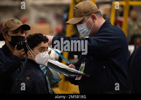 220215-N-MH210-1110 NORFOLK, VIRGINIE. (17 février 2022) - Spécialiste du personnel 2nd classe James Coomer, affecté au navire d'assaut amphibie USS Bataan (LHD 5), garde des dossiers de patients pendant un exercice de masse de victimes le 17 février 2022. Bataan est à la base navale de Norfolk. Banque D'Images