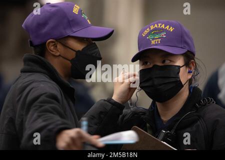 220215-N-MH210-1066 NORFOLK, VIRGINIE. (17 février 2022) - des membres de l'équipe de formation médicale, affectés au navire d'assaut amphibie USS Bataan (LHD 5), surveillent un exercice de masse dans la baie hangar le 17 février 2022. Bataan est à la base navale de Norfolk. Banque D'Images