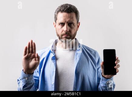 homme montrant l'application du téléphone et arrêter le mouvement. photo d'un homme montrant l'application du téléphone. Banque D'Images