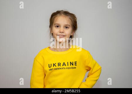 Photo d'une fille ukrainienne. L'inscription sur le sweat-shirt le monde appartient à la brav Banque D'Images