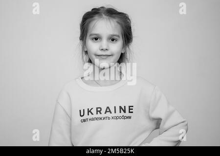 Photo d'une fille ukrainienne. L'inscription sur le sweat-shirt le monde appartient à la brav Banque D'Images