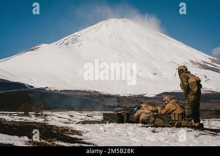 ÉTATS-UNIS Marines avec 1st Bataillon, 3D Marines, 3D Marine Division tire une mitrailleuse à grenade Mark de 19 40 mm tout en effectuant des attaques d'escouade pendant Fuji Viper 22,3 au centre d'entraînement d'armes combinées, Camp Fuji, Japon, 17 février 2022. Au cours de cet exercice, Marines a aiguisé ses compétences en armes combinées critiques, en s'assurant qu'elles sont prêtes et capables d'exécuter un large éventail de missions partout dans le monde. 1/3 est déployé dans l'Indo-Pacifique sous 4th Marines dans le cadre du Programme de déploiement de l'unité. Banque D'Images