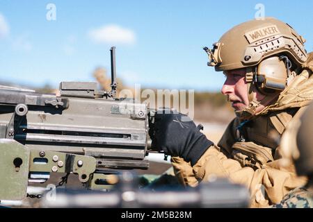 ÉTATS-UNIS Corps maritime le Cpl. Zackary Walker, un rifleman avec 1st Bataillon, 3D Marines, 3D Division Marine, tire une mitrailleuse à grenade Mark de 19 40 mm lors d'attaques d'escouade pendant Fuji Viper 22,3 au Centre d'entraînement d'armes combinées, Camp Fuji, Japon, 17 février 2022. Au cours de cet exercice, Marines a aiguisé ses compétences en armes combinées critiques, en s'assurant qu'elles sont prêtes et capables d'exécuter un large éventail de missions partout dans le monde. 1/3 est déployé dans l'Indo-Pacifique sous 4th Marines dans le cadre du Programme de déploiement de l'unité. Banque D'Images