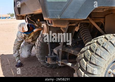 Un membre des Forces armées du Niger (langue française : armées nigériennes) cherche un véhicule lors d'un événement d'entraînement à la base aérienne nigérienne 201, Agadez (Niger), le 17 février 2022. Les recherches de véhicules font partie d'un cours militaire de huit semaines dispensé par des conseillers aériens de l'escadron 409th des forces de sécurité expéditionnaires afin de renforcer les capacités de défense, tout en améliorant le mandat militaire de longue date des États-Unis et du Niger.l'entraînement aux côtés de nos partenaires africains renforce les relations stratégiques et renforce la confiance opérationnelle pour joindre les forces de façon cohérente à tout moment et en tout lieu. Banque D'Images