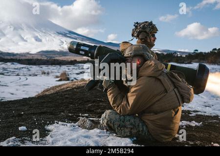 ÉTATS-UNIS Marines avec 1st Bataillon, 3D Marines, 3D Marine Division tir un missile anti-char Javelin tiré à l'épaule tout en effectuant des attaques d'escouade pendant Fuji Viper 22,3 au Centre d'entraînement d'armes combinées, Camp Fuji, Japon, 17 février 2022. Au cours de cet exercice, Marines a aiguisé ses compétences en armes combinées critiques, en s'assurant qu'elles sont prêtes et capables d'exécuter un large éventail de missions partout dans le monde. 1/3 est déployé dans l'Indo-Pacifique sous 4th Marines dans le cadre du Programme de déploiement de l'unité. Banque D'Images