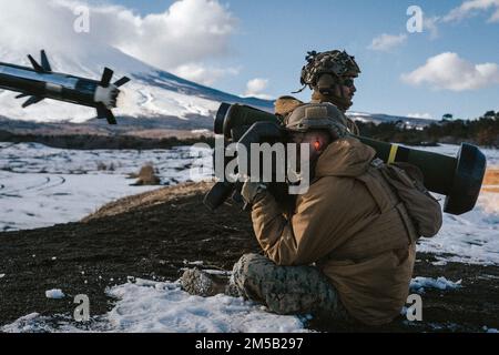 ÉTATS-UNIS Marines avec 1st Bataillon, 3D Marines, 3D Marine Division tir un missile anti-char Javelin tiré à l'épaule tout en effectuant des attaques d'escouade pendant Fuji Viper 22,3 au Centre d'entraînement d'armes combinées, Camp Fuji, Japon, 17 février 2022. Au cours de cet exercice, Marines a aiguisé ses compétences en armes combinées critiques, en s'assurant qu'elles sont prêtes et capables d'exécuter un large éventail de missions partout dans le monde. 1/3 est déployé dans l'Indo-Pacifique sous 4th Marines dans le cadre du Programme de déploiement de l'unité. Banque D'Images