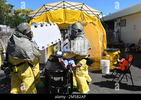 Marins du Commandement de la préparation et de l'entraînement en médecine de la Marine Pearl Harbour triage d'un patient contaminé simulé dans le cadre de la formation des premiers réceptionnaire (FROT) tenue à la clinique de santé de la Direction générale de Makalapa (17 février 2022). Cette exigence annuelle enseigne aux marins à décontaminer correctement les patients avant d'administrer des soins médicaux en cas d'incident chimique, biologique, radiologique ou nucléaire (CBRN) Banque D'Images