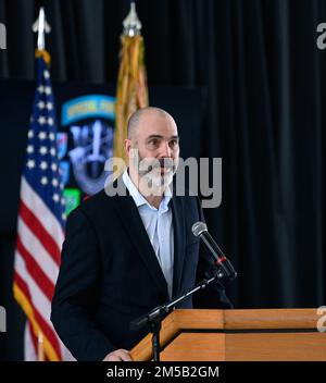 Le sergent de commandement à la retraite le major Patrick McCauley parle pendant une première formation régimentaire à fort Bragg, en Caroline du Nord, en 17 février 2022. La cérémonie a marqué l'achèvement du cours de qualification des forces spéciales où les soldats ont gagné l'honneur de porter le béret vert, le harnais officiel des forces spéciales. Banque D'Images