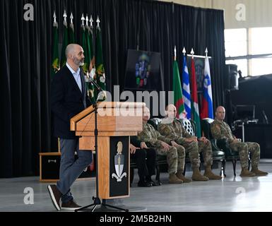 Le sergent de commandement à la retraite le major Patrick McCauley parle pendant une première formation régimentaire à fort Bragg, en Caroline du Nord, en 17 février 2022. La cérémonie a marqué l'achèvement du cours de qualification des forces spéciales où les soldats ont gagné l'honneur de porter le béret vert, le harnais officiel des forces spéciales. Banque D'Images