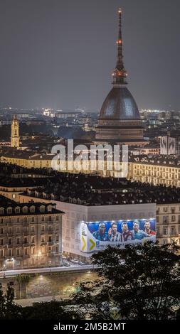 Vue de nuit sur le Mole Antonelliana, depuis le Monte dei Cappuccini Banque D'Images