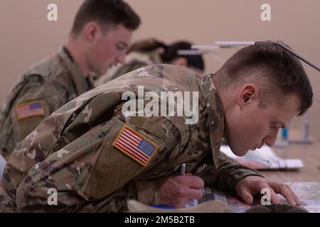 Un cadet de l'Université d'État de Boise recherche sur sa carte pour déterminer les cuisinates à envoyer le feu d'artillerie pour le feu pour l'exercice d'effet. Alors que les formations matinales du lundi, mercredi et vendredi font partie de la routine d'entraînement, les cadets du Bataillon Bronco déplacent maintenant l'entraînement de routine sur le terrain des collines surplombant la ville de Boise vers les installations situées sur le champ Gowen de la Garde nationale de l'Idaho et sur le Centre d'entraînement au combat d'Orchard, Qui devient rapidement une destination nationale de formation pour toutes les succursales des États-Unis Militaire. Le Bureau de l'information visuelle pour la NAT de l'armée de l'Idaho Banque D'Images