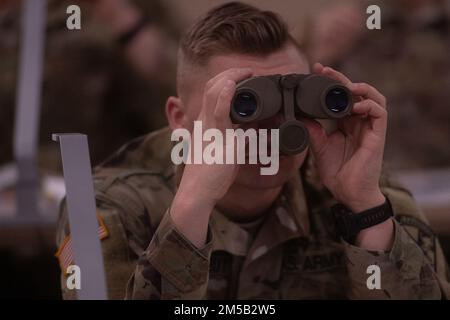 Un cadet de l'Université d'État de Boise recherche dans la vue du paysage pour localiser et identifier une cible dans la salle de classe d'effet de feu. Alors que les formations matinales du lundi, mercredi et vendredi font partie de la routine d'entraînement, les cadets du Bataillon Bronco déplacent maintenant l'entraînement de routine sur le terrain des collines surplombant la ville de Boise vers les installations situées sur le champ Gowen de la Garde nationale de l'Idaho et sur le Centre d'entraînement au combat d'Orchard, Qui devient rapidement une destination nationale de formation pour toutes les succursales des États-Unis Militaire. Le Bureau de l'information visuelle de l'Armée nationale de l'Idaho Banque D'Images