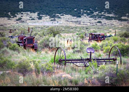 Le vieux matériel agricole se trouve dans la campagne rurale près de fort Garland, Colorado. Banque D'Images