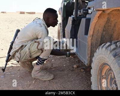 A Niger Armed Forces (French language: Forces armées nigériennes) cherche un véhicule lors d'un événement d'entraînement à la base aérienne nigérienne 201, Agadez, Niger, 17 février 2022. Les recherches de véhicules font partie d'un cours d'opérations militaires de huit semaines dispensé par les conseillers aériens de l'escadron 409th des forces de sécurité expéditionnaires afin de renforcer les capacités de défense, tout en renforçant le partenariat militaire de longue date entre les États-Unis et le Niger. La formation aux côtés de nos partenaires africains renforce les relations stratégiques et renforce la confiance opérationnelle pour unir les forces en tout temps et en tout lieu. Banque D'Images