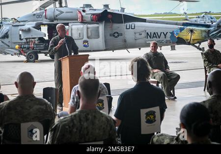 BASE AÉRIENNE D'ANDERSEN, Guam (17 février 2022) Cmdr. Thomas Butts parle lors de la cérémonie de passation de commandement de l'Escadron de combat de la mer (HSC) 25, à 17 février. HSC 25 fournit une capacité d'aile rotative multimission pour les unités de la zone d'exploitation de la flotte américaine 7th, afin d'inclure le territoire de Guam et les îles de la marina du Nord. Ces membres de l'équipage de Guam des « Chevaliers de l'île » soutiennent également les États-Unis La Garde côtière et la région mixte Marianas en maintenant une capacité de recherche et de sauvetage et d'évacuation médicale de 24 heures. HSC 25 est le premier et le seul expéditionnaire MH-60s déployé à l'avant de la Marine Banque D'Images