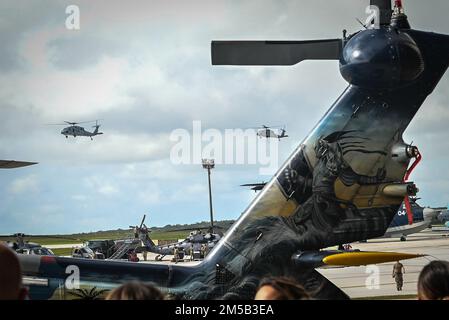 BASE AÉRIENNE D'ANDERSEN, Guam (fév 17, 2022) des hélicoptères de l'Escadron de combat de la mer (HSC) effectuent un survol lors d'une cérémonie de changement de commandement, le 17 février. HSC 25 fournit une capacité d'aile rotative multimission pour les unités de la zone d'exploitation de la flotte américaine 7th, afin d'inclure le territoire de Guam et les îles de la marina du Nord. Ces membres de l’équipage de Guam des « chevaliers de l’île » soutiennent également la Garde côtière américaine et la région commune Marianas en maintenant une capacité de recherche et de sauvetage de 24 heures et d’évacuation médicale. HSC 25 est le premier et le seul expedi MH-60s déployé vers l'avant de la Marine Banque D'Images