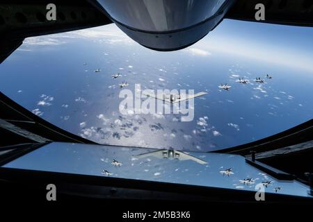 A ÉTATS-UNIS Air Force B-2 Spirit de la base aérienne de Whiteman, Missouri, vole en formation avec deux Royal Australian Air Force F-35A Lightning IIS, deux RAAF F/A-18F Super Hornets, deux RAAF EA-18 growlers, et deux U.S. Agresseurs de la Force aérienne F-16C de la base aérienne d'Eielson, en Alaska, au cours d'une mission d'entraînement dans la région Indo-Pacifique, au 23 mars 2022. La mission a permis de former et de travailler avec nos alliés et partenaires dans des opérations et des exercices conjoints et de coalition. Banque D'Images