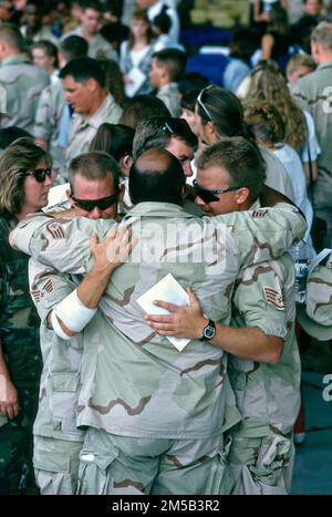 Fort Walton Beach, États-Unis. 30 juin 1996. L'aviateur de l'armée de l'air américaine s'étonne lors d'un service commémoratif pour les dix-neuf membres du service tués lors de l'attentat terroriste perpétré dans les tours Khobar, à la base aérienne d'Eglin, à 30 juin 1996, à fort Walton Beach, en Floride. L'attaque sur les quartiers vivants utilisés par les forces de la coalition a tué 19 personnes et en a blessé 498. Banque D'Images