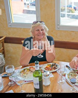 Une femme charmante et mignonne dînatoire au restaurant de l'hôtel, Tenerife. Banque D'Images