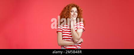 Gai animé mignon tendre redhead maurily fille romantique été humeur réfléchir ce présent petite amie heureux fierté mois Silly sourire touche visage-line Banque D'Images