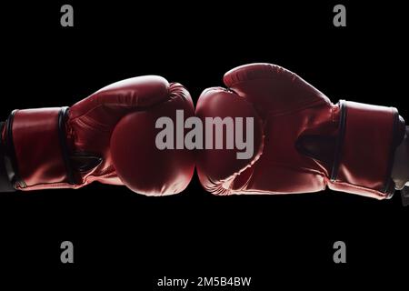 Deux mains d'hommes en gants de boxe. Le concept de confrontation. Photo sur fond noir Banque D'Images