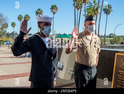 220218-N-XZ205-1031 SAN DIEGO (18 février 2022) Boatswain’s Mate 1st Class Samuel Argot-Singer, Marine Medicine Readiness and Training Command (NMRTC) le chef de la direction des opérations de San Diego, Et le spécialiste des services de détail 2nd classe Tiren Craig, un marin affecté au Service de gestion des opérations de la Marine Medicine Readiness and Training Command (NMRTC) de San Diego, est réintégré à l’hôpital le 18 février. Le lieutenant Robert Campbell, chef du département de gestion des opérations du NMRTC à San Diego, a présidé à titre d’agent de réinscription. La mission du NMRTC San Diego est de préparer les membres du service t Banque D'Images