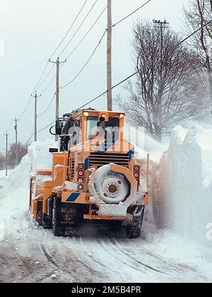 Buffalo, New York, États-Unis. 27th décembre 2022. Les équipages du ministère des Transports de l'État de New York Western NY travaillent à enlever la neige de la route 5 entre Buffalo Skyway et Lackawanna à Buffalo, dans le comté d'Erie. (Image de crédit : © NY State Department of Transportation Western NY/ZUMA Press Wire) Banque D'Images