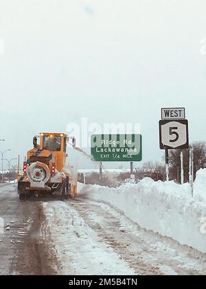 Buffalo, New York, États-Unis. 27th décembre 2022. Les équipages du ministère des Transports de l'État de New York Western NY travaillent à enlever la neige de la route 5 entre Buffalo Skyway et Lackawanna à Buffalo, dans le comté d'Erie. (Image de crédit : © NY State Department of Transportation Western NY/ZUMA Press Wire) Banque D'Images