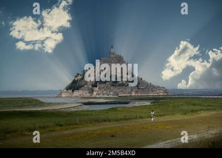 Une vue pittoresque de l'île du Mont-Saint-Michel avec des rayons de soleil derrière Banque D'Images