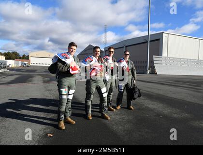 Les pilotes de l'aile Fighter 104th ont effectué quatre maillots de l'American Hockey League Springfield Thunderbirds, ici à la base de la garde nationale de l'air Barnes, Massachusetts, le 18 février 2022. 1st le lieutenant Kyle Endgasser, le colonel Andy 'Bishop' Jacob, le capitaine Kyle 'Vice' Randall et le Maj Stephen 'Steagle' Mindek se préparent à prendre des maillots de hockey Springfield Thunderbird pour un vol dans quatre des 104FW F=15C. (Photos de la Garde nationale aérienne des États-Unis par le Sgt. Lindsey S. Watson) Banque D'Images