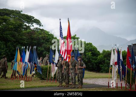 ÉTATS-UNIS Marines, avec le Marine Unhabaid Aerial Vehicle Squadron (VMU) 3, organisent une cérémonie de relève et de nomination à la base du corps des Marines Hawaii, Hawaii, le 18th février 2022. Au cours de la cérémonie, le Sgt. Maj. Andrew Radford a soulagé le Sgt. Maj. Alejandro Garcia en tant que Sergent-major de VMU-3. La cérémonie symbolise le passage de la confiance du sergent-major sortant au sergent-major entrant. Banque D'Images