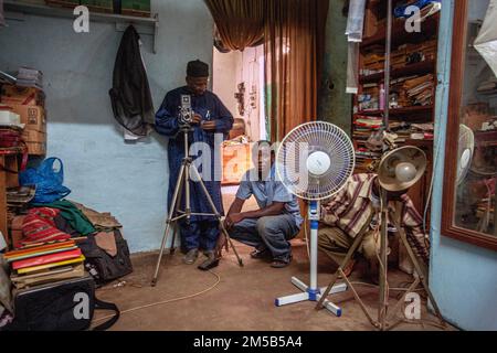 Malick Sidibé prenant des photos dans son studio , Bamako, Mali Banque D'Images