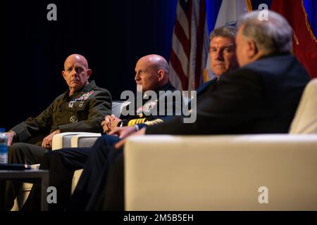 ÉTATS-UNIS Le général de marine David H. Berger, à gauche, commandant du corps des Marines, écoute le modérateur lors d'une réunion de ville pour clore la Conférence de l'Ouest 2022 au San Diego Convention Center à San Diego, Californie, le 18 février 2022. Tout au long de l'Ouest 22, les dirigeants de la Marine, du Marine corps et de la Garde côtière ont discuté des efforts de modernisation et des concepts futurs qui appuient les opérations des Services maritimes. West 22 permet aux hauts responsables militaires et gouvernementaux d'obtenir des commentaires directs précieux de la part des opérateurs et des partenaires de l'industrie. Banque D'Images