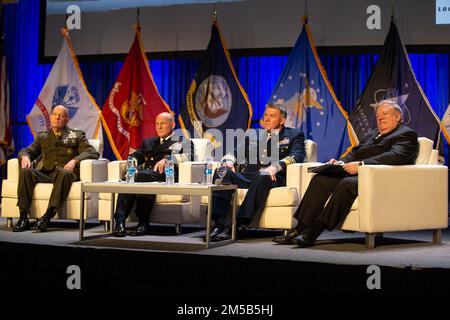 ÉTATS-UNIS Général de marine David H. Berger, à gauche, commandant du corps des Marines, États-Unis Michael M. Gilday, chef des opérations navales, États-Unis Le commandant de la Garde côtière, Karl L. Shultz, et le retraité des États-Unis Peter H. Daly, vice-SMA de la Marine, le PDG et éditeur des États-Unis Naval Institute, écoutez une question d'un participant lors d'une réunion de la mairie pour clore la conférence West 2022 au San Diego Convention Center de San Diego, Californie, le 18 février 2022. Tout au long de l'Ouest 22, les dirigeants de la Marine, du corps des Marines et de la Garde côtière ont discuté des efforts de modernisation et du futur Banque D'Images