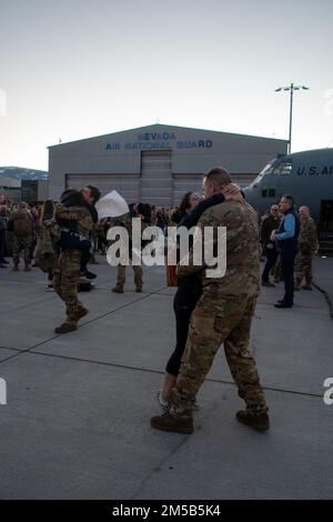 C'était tous les sourires, les voyous, les hauts-fives et les poignées de main que la Garde nationale de l'air du Nevada et leurs familles ont accueilli les aviateurs de la 152nd Airlift Wing Wing qui ont passé les quatre derniers mois à fournir le transport aérien de théâtre et de livraison aérienne dans l'ensemble des États-Unis Commandement de l'Afrique (AFRICOM) zone de responsabilité (AOR). Ces aviateurs, les mainteneurs et les aviateurs de l’escadron de préparation logistique ont été déployés lors du premier déploiement de la Force expéditionnaire aérienne depuis 2018. Banque D'Images