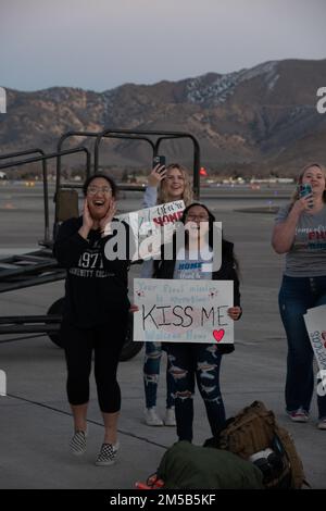 C'était tous les sourires, les voyous, les hauts-fives et les poignées de main que la Garde nationale de l'air du Nevada et leurs familles ont accueilli les aviateurs de la 152nd Airlift Wing Wing qui ont passé les quatre derniers mois à fournir le transport aérien de théâtre et de livraison aérienne dans l'ensemble des États-Unis Commandement de l'Afrique (AFRICOM) zone de responsabilité (AOR). Ces aviateurs, les mainteneurs et les aviateurs de l’escadron de préparation logistique ont été déployés lors du premier déploiement de la Force expéditionnaire aérienne depuis 2018. Banque D'Images