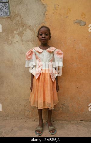 Jeune fille africaine devant sa maison à Bamako, Mali, Afrique de l'Ouest. Banque D'Images