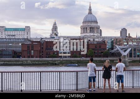 Les touristes regardent la Tamise à la cathédrale St Paul de Londres Banque D'Images