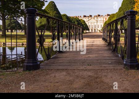 Façade géorgienne du palais de la Cour de Molesey vue de l'autre côté d'un pont Banque D'Images