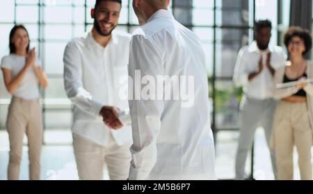 Féliciter les nouveaux partenaires dans le bureau moderne Banque D'Images