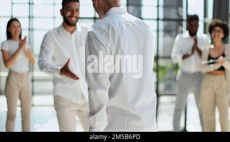 Féliciter les nouveaux partenaires dans le bureau moderne Banque D'Images
