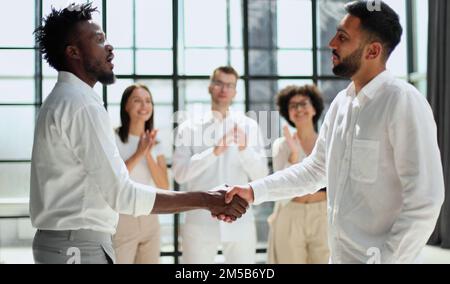 Féliciter les nouveaux partenaires dans le bureau moderne Banque D'Images