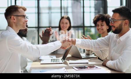 Féliciter les nouveaux partenaires dans le bureau moderne Banque D'Images