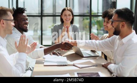 Féliciter les nouveaux partenaires dans le bureau moderne Banque D'Images