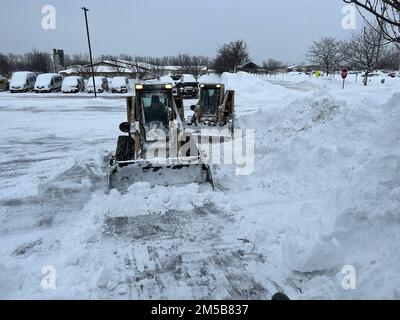 Cheekowaga, New York, États-Unis. 26th décembre 2022. Les soldats de la garde nationale de l'armée de New York affectés au bataillon des ingénieurs de 827th utilisent des chargeurs de patins pour nettoyer le stationnement du Cheekowaga Senior Citizens Center de Cheektowaga, New York, le 216 décembre 2022, dans le cadre de la réaction du gouvernement de l'État de New York à une tempête de neige majeure. La Garde nationale de New York a déployé 433 soldats dans l'ouest de New York à la suite de la tempête de neige qui a frappé la région pendant le week-end de Noël. (Image de crédit : © New York National Guard/ZUMA Press Wire) Banque D'Images