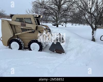 Cheekowaga, New York, États-Unis. 26th décembre 2022. Les soldats de la garde nationale de l'armée de New York affectés au bataillon des ingénieurs de 827th utilisent des chargeurs Skid Steers pour nettoyer le stationnement du Cheekowaga Senior Citizens Center à Cheektowaga, dans le cadre de la réaction du gouvernement de l'État de New York à une tempête de neige majeure. La Garde nationale de New York a déployé 433 soldats dans l'ouest de New York à la suite de la tempête de neige qui a frappé la région pendant le week-end de Noël. (Image de crédit : © Eric Durr/New York National Guard/ZUMA Press Wire) Banque D'Images