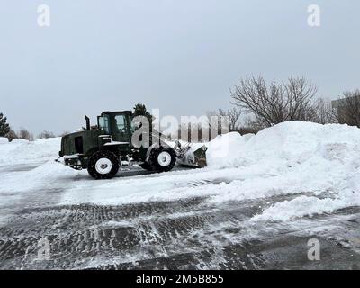 Cheekowaga, New York, États-Unis. 26th décembre 2022. Un soldat de la garde nationale de l'armée de New York affecté au bataillon des ingénieurs de 827th utilise un chargeur frontal pour dégager le stationnement du Cheekowaga Senior Citizens Center de Cheektowaga, New York, le 216 décembre 2022, dans le cadre de la réaction du gouvernement de l'État de New York à une tempête de neige majeure. La Garde nationale de New York a déployé 433 soldats dans l'ouest de New York à la suite de la tempête de neige qui a frappé la région pendant le week-end de Noël. (Image de crédit : © New York National Guard/ZUMA Press Wire) Banque D'Images