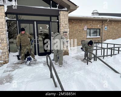 Cheekowaga, New York, États-Unis. 26th décembre 2022. Les soldats de la Garde nationale de l'armée de New York affectés au bataillon des ingénieurs de 827th déneigement au centre des citoyens âgés de Cheektowaga, New York, le 216 décembre 2022, dans le cadre de la réaction du gouvernement de l'État de New York à une tempête de neige majeure. La Garde nationale de New York a déployé 433 soldats dans l'ouest de New York à la suite de la tempête de neige qui a frappé la région pendant le week-end de Noël. (Image de crédit : © New York National Guard/ZUMA Press Wire) Banque D'Images