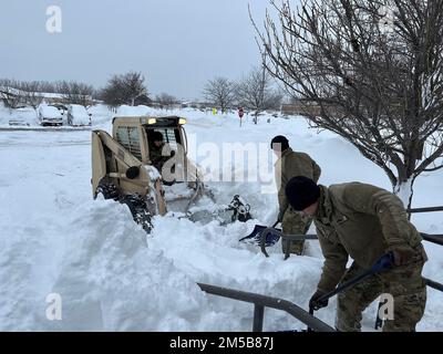 Cheektowaga, New York, États-Unis. 26th décembre 2022. Les soldats de la Garde nationale de l'armée de New York affectés au bataillon des ingénieurs de 827th déneigement au centre des citoyens âgés de Cheektowaga, New York, le 216 décembre 2022, dans le cadre de la réaction du gouvernement de l'État de New York à une tempête de neige majeure. La Garde nationale de New York a déployé 433 soldats dans l'ouest de New York à la suite de la tempête de neige qui a frappé la région pendant le week-end de Noël. (Image de crédit : © New York National Guard/ZUMA Press Wire) Banque D'Images